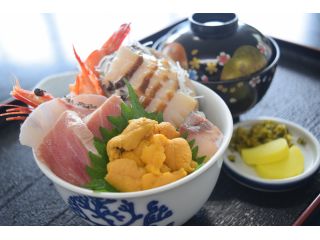 天草「旬の生うに」と「海の幸」どんぶり