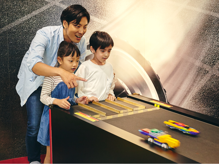 オリジナルの車を組み立てて、みんなで競争しよう!