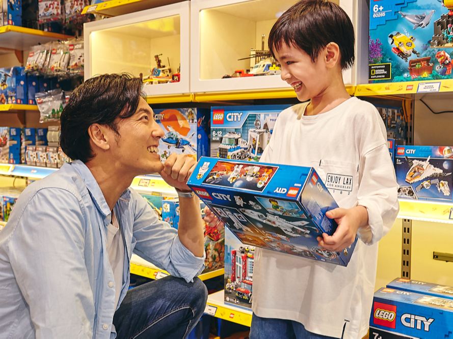 �V���b�v�ł́A400��ނ𒴂��郌�S(R)���i��̔����I