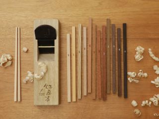 木材をかんなで削ってマイ箸を作る体験です。