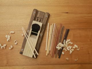 木材をかんなで削ってマイ箸を作る体験です