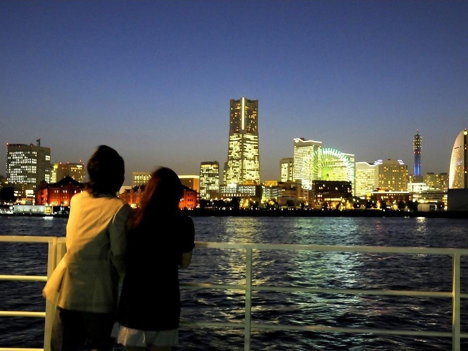 スカイデッキ装備の船では、デッキに登って横浜の夜景鑑賞も。