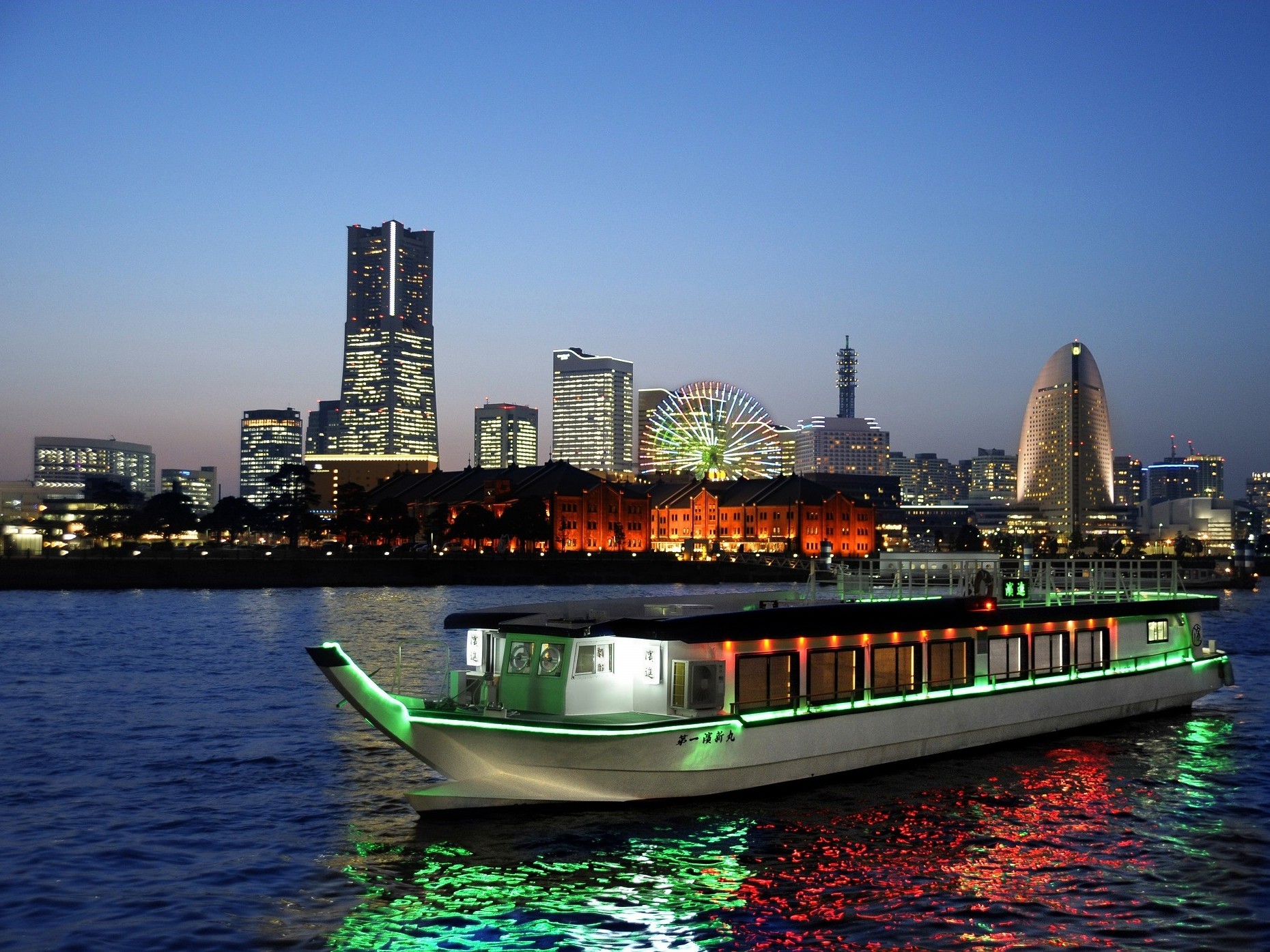 赤レンガ倉庫、インターコンチネンタルホテル、ベイブリッジなど美しい夜景が広がる横浜ベイエリア。美味しい食事とダイナミックな夜景に魅了されること間違いなしです。