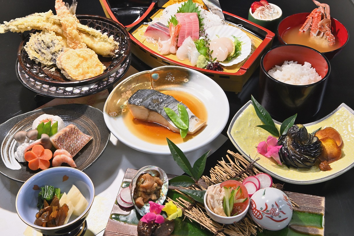 朝獲れの鮮魚を揚げたての天ぷらと共にお召し上がりください