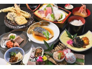 朝獲れの鮮魚を揚げたての天ぷらと共にお召し上がりください