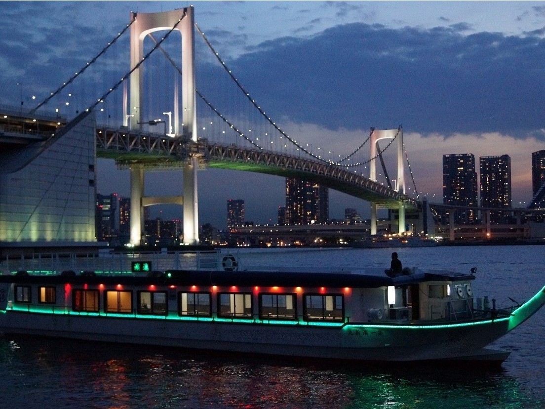 間近で見るベイブリッジの迫力は船ならでは!