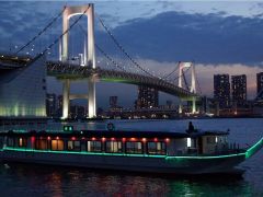 間近で見るベイブリッジの迫力は船ならでは!