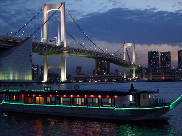 間近で見るベイブリッジの迫力は船ならでは!