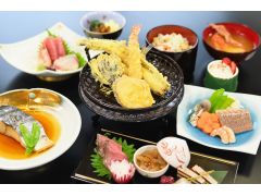 地元柴漁港で水揚げされた美味しい魚と揚げたての天ぷらをお楽しみいただけます