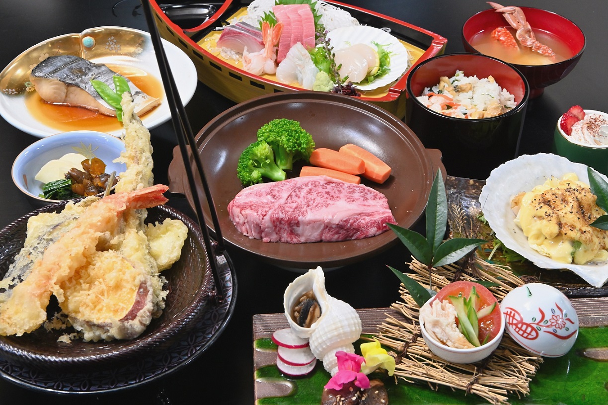 漁師でもある濱進の亭主も船内厨房に入り調理するこだわりの魚料理の品々にステーキをセットに。また、提供する魚はその日とれたものにこだわる。