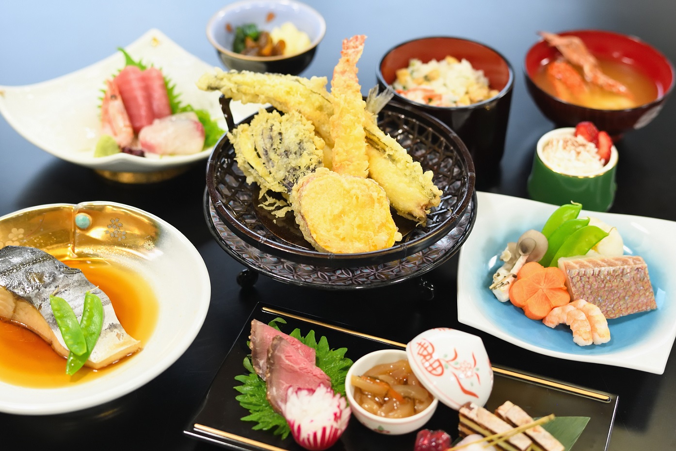 地元柴漁港で水揚げされた美味しい魚と揚げたての天ぷらをお楽しみいただけます