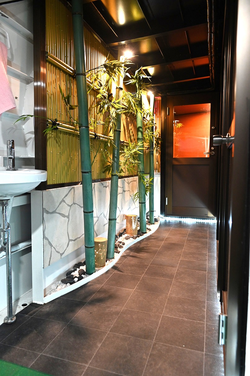 料亭を思わせる雰囲気が特徴の船内。