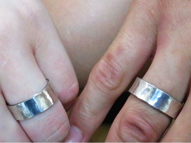 奥様のお誕生日にペアーリングを作りに来てくださいました。
お互いのイニシャルを入れて素敵な指輪ができました。