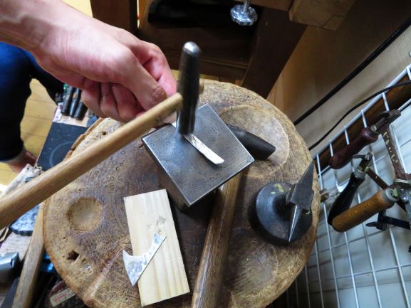 柔らかくした金属は糸鋸で簡単に切れます。
この作業を工房の方で済ませておくこともできます。