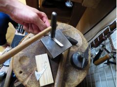 柔らかくした金属は糸鋸で簡単に切れます。
この作業を工房の方で済ませておくこともできます。