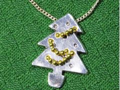 ツリーのモチーフに金色チェーンが揺れて、華やかに〜!