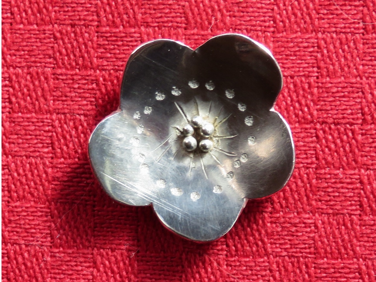 梅のモチーフを切り抜いて鏨(たがね)で模様をつけます。帯留め仕様にすることも可能です。