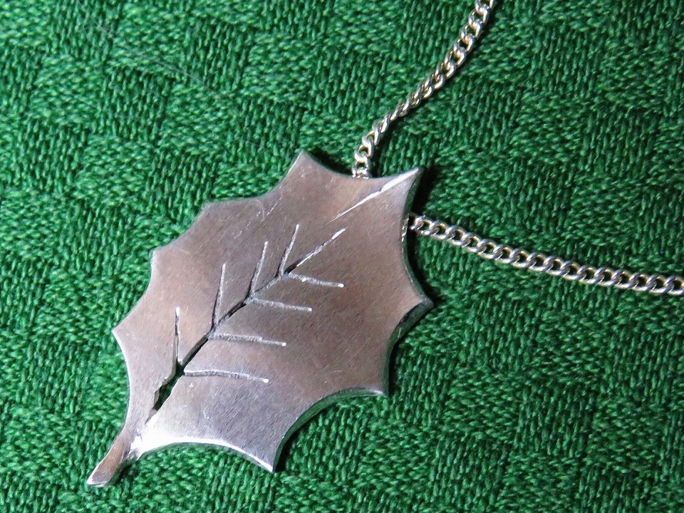 柊の葉っぱモチーフ。控えめな大人っぽいクリスマス気分。