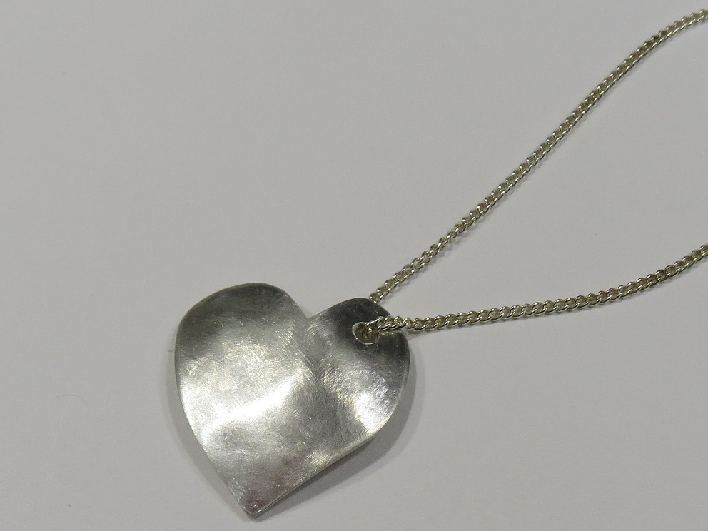 シルバー950の1ミリ厚さの板から変形ハートのペンダントを作ります。