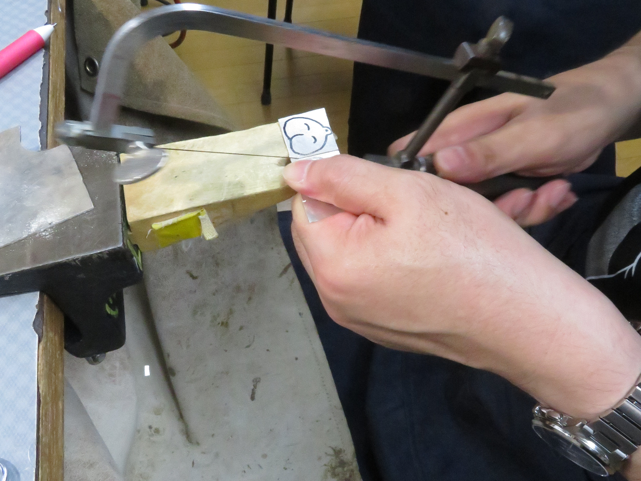 ハートモチーフのオリジナルデザインを糸鋸を使って切り抜いています。