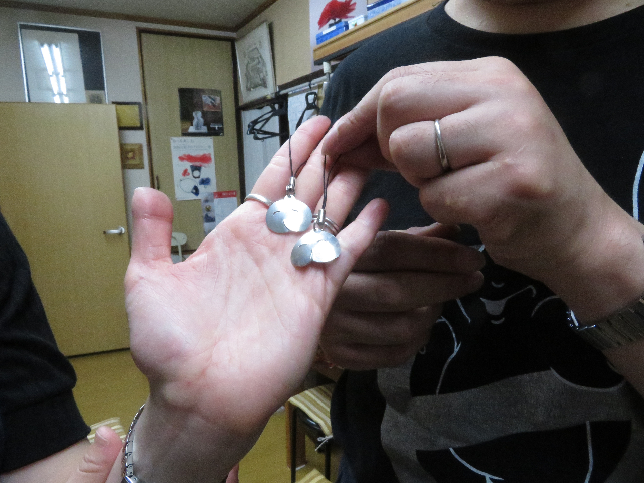 お揃いの携帯ストラップができました〜!こちらまで幸せな気持ちになりました。また、いらしてくださいね!