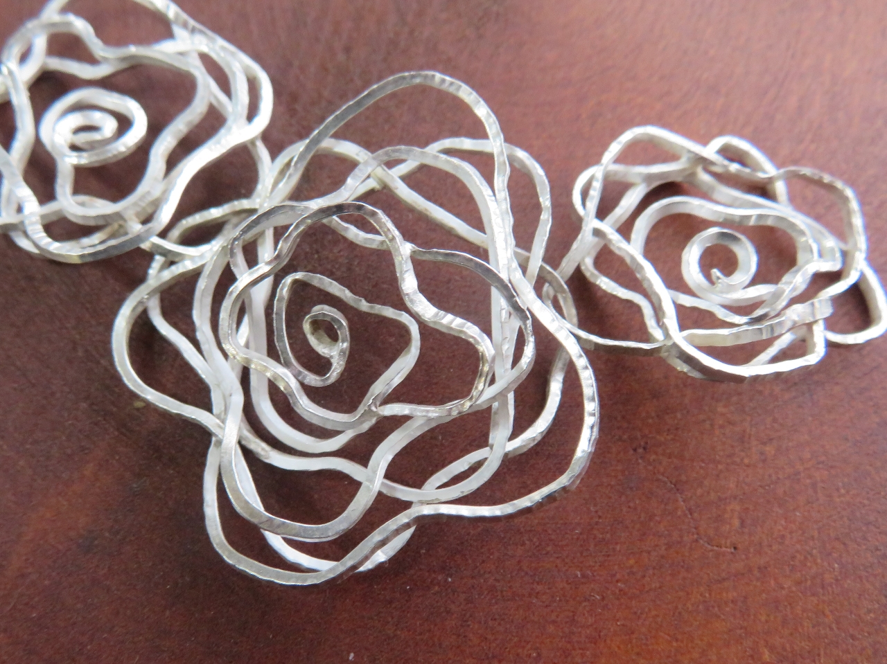 1mmの丸線を金鎚で叩いて表情を出し、バラの形にします。