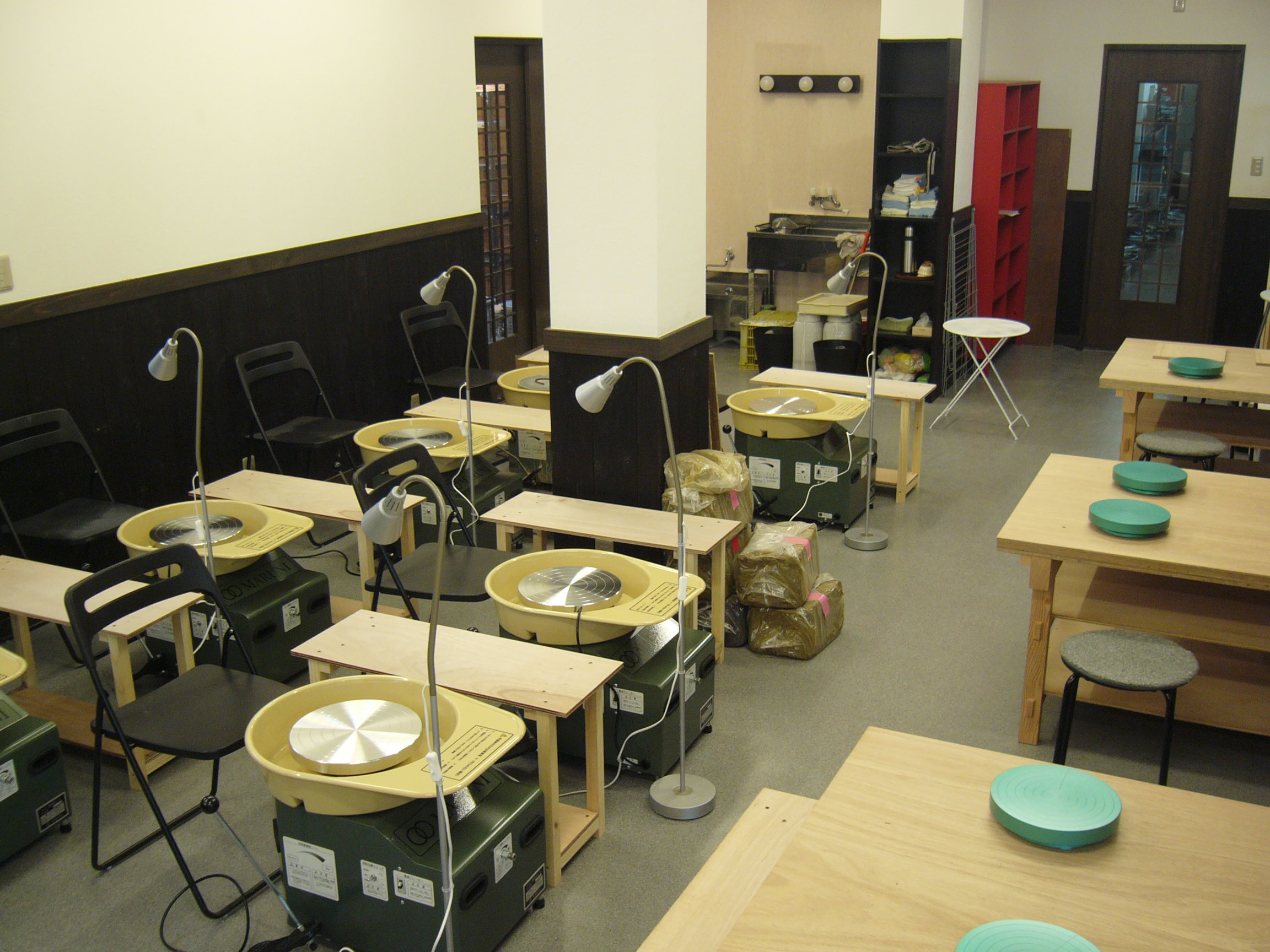 まるとく陶器店舗内に陶芸体験スペースがあります。