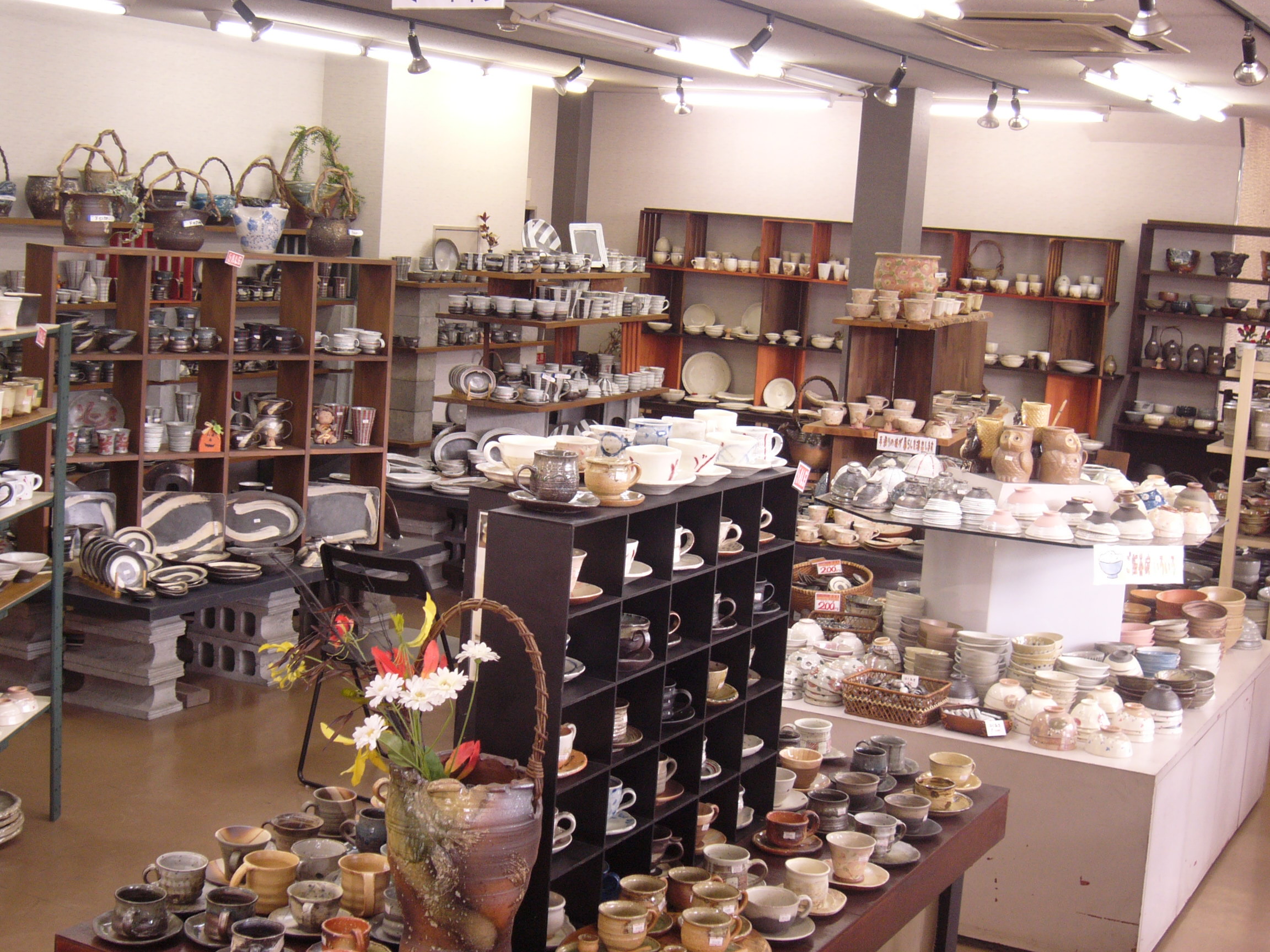 店舗内では信楽焼のお買い物もできます。