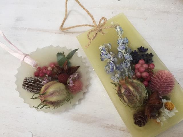 ドライフラワーや、木の実などで素敵に飾り付け、お好みで香料を入れられます。