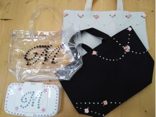 水にも強いので、これから活躍するトートバッグ(ビニール)にも書けちゃいます。