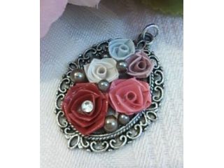 店頭にてお好きな台座を選んでいただきます。ものによっては追加料金が発生する場合がございます。