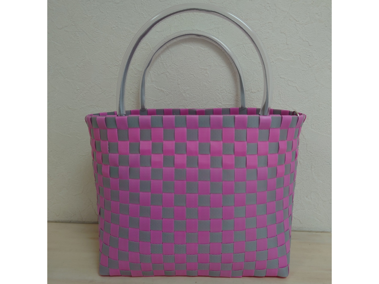 サイズはMサイズ26×22×13 持ち手にはチューブが付いています。