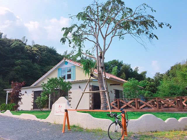 農園の向かいにはスウィーツショップ”Sucre fraise”当園の摘みたていちごを使ったケーキやお菓子等を販売しています★イートインも可◎お土産にも♪