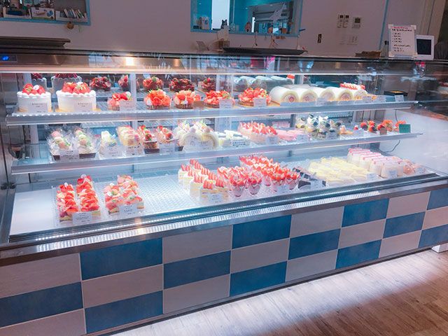 農園の向かいにはスウィーツショップ”Sucre fraise”当園の摘みたていちごを使ったケーキやお菓子等を販売しています★イートインも可◎お土産にも♪