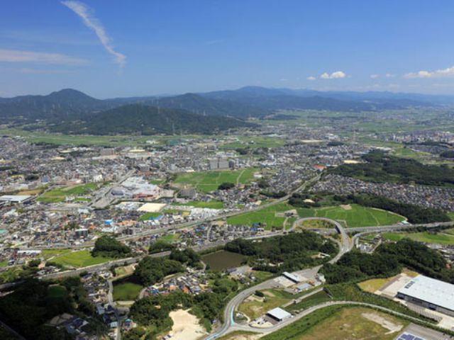 福岡市内から車で約40分。九州自動車道筑紫野インターより車で約7分。JR原田駅、西鉄筑紫駅よりタクシーで約5分です♪