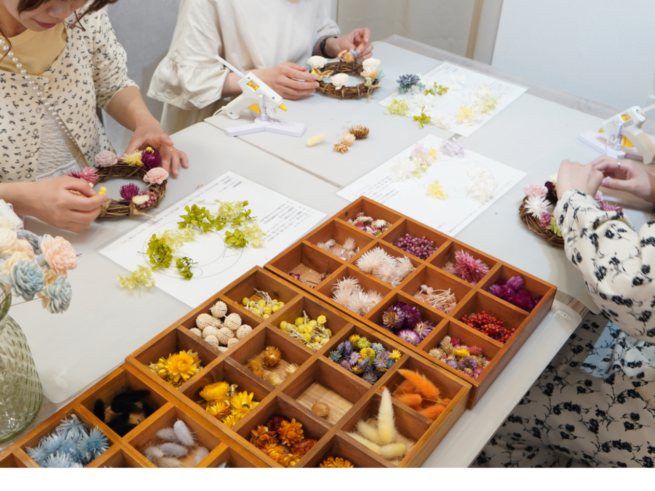 リースにグルーガンで取り付けるだけ