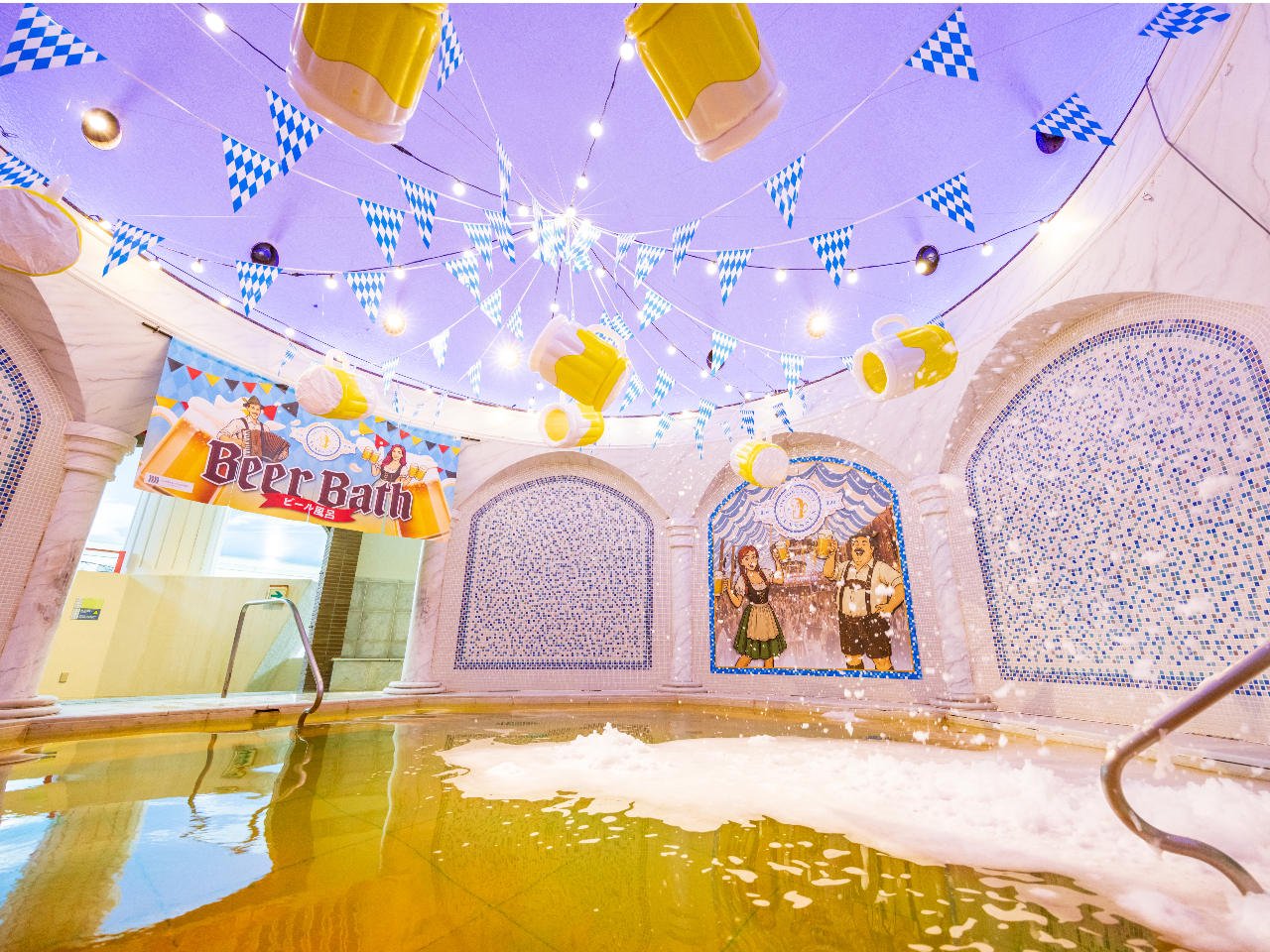 みんなで「アイン・プロージット!」オクトーバーフェストの期間限定「ビール風呂」ではゲリラ開催で本物のドイツビールを投入!ビール好きは必見♪