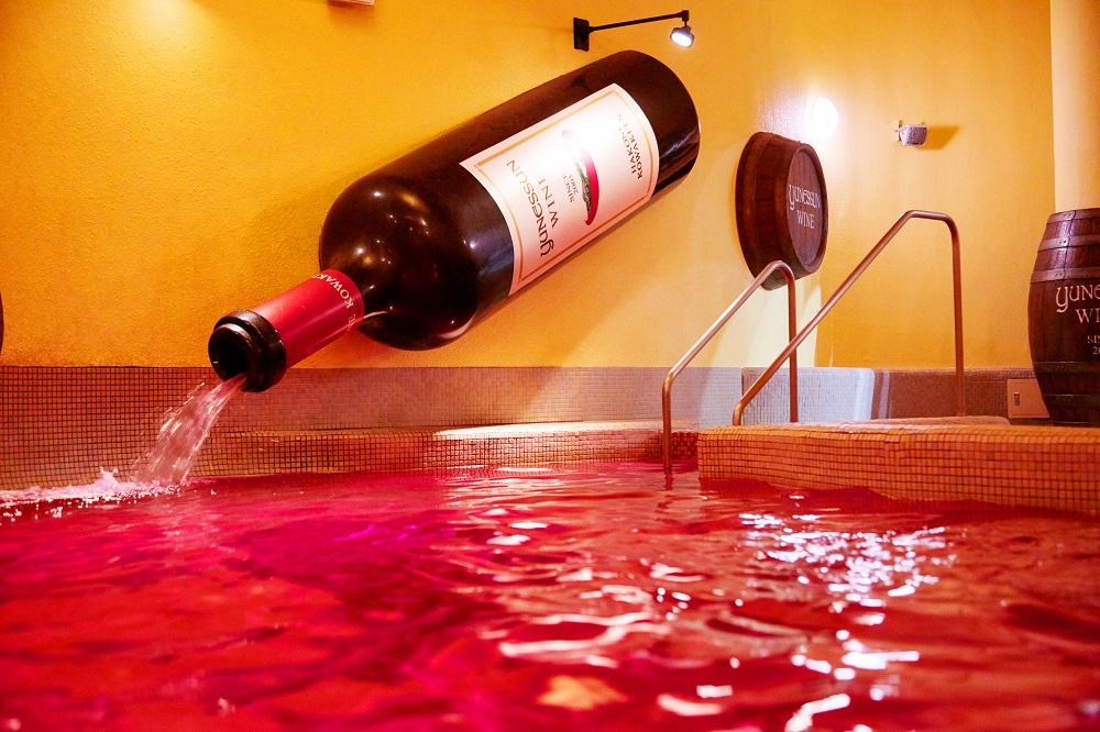 「ワイン風呂」や「本格コーヒー風呂」といったアミューズメント感覚あふれるお風呂が盛りだくさんです。