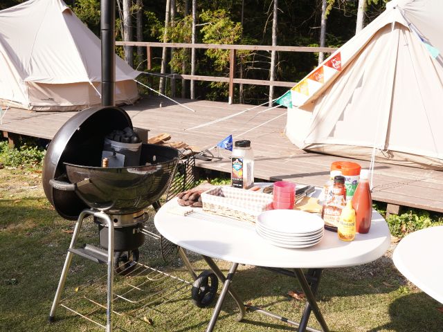 テントとBBQに必要な食器、コンロなどがついてきます