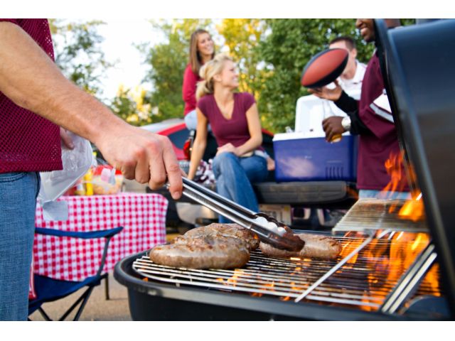 アメリカンスタイルBBQは厚いステーキと骨付きスペアリブ、丸ごと鳥足!肉でおなかいっぱい!!