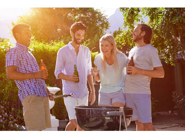 仲間と一緒にBBQパーティ!