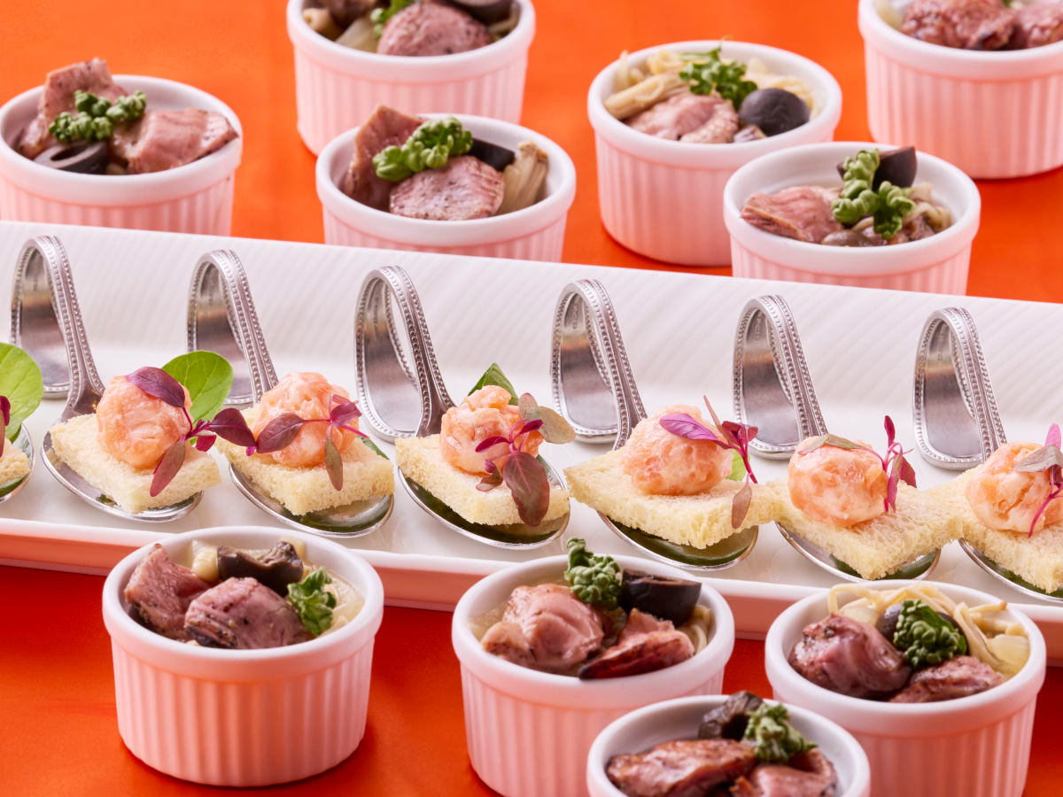 和牛レモンステーキをはじめ、秋刀魚のマリネ、秋鮭の塩麹焼き、ポークポワレ無花果ソース、栗のデザートなど、秋の味覚をお愉しみください。(写真はイメージ)