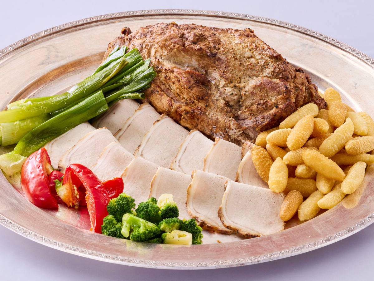 長崎県産のローストポークをはじめ、チキンカツレツ・マカロニグラタン・ハヤシライス・オムライス等、幅広い層の人気メニューを集めました。(写真はイメージ)