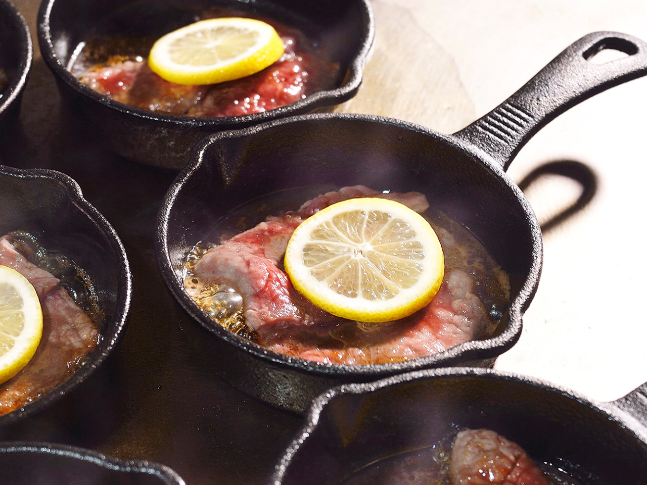 �V�F�t���ڂ̑O�ŏĂ��グ��A�����ۖ����������X�e�[�L�B�����ς�Ƃ������オ�肢�������܂��B