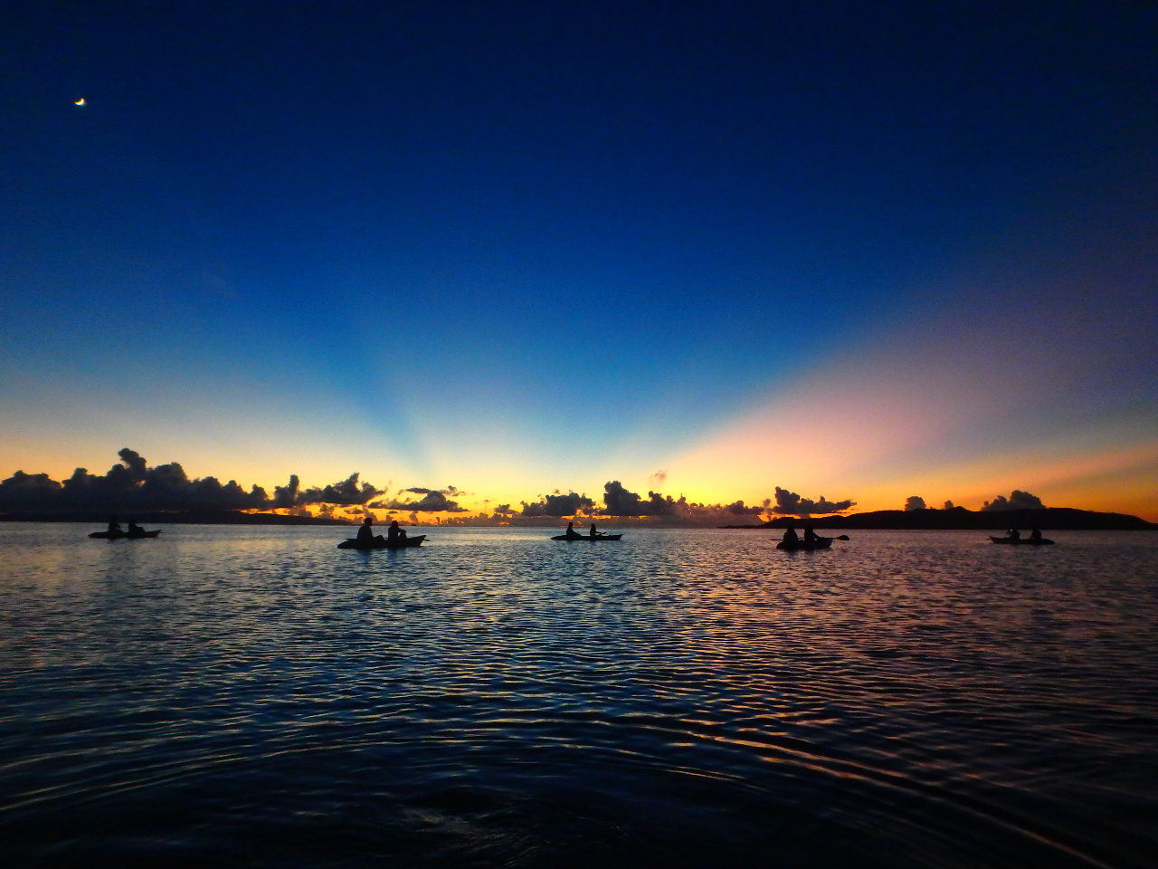 夕日が沈んだ後の反射する光に包まれて