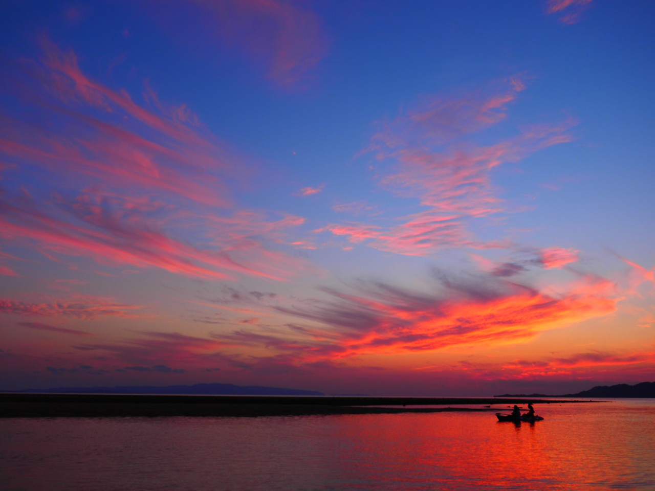 赤く染まる夕焼けの大パノラマの迫力に驚かされます