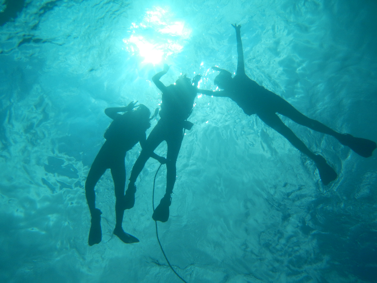 光が差し込む青い海でシュノーケリング