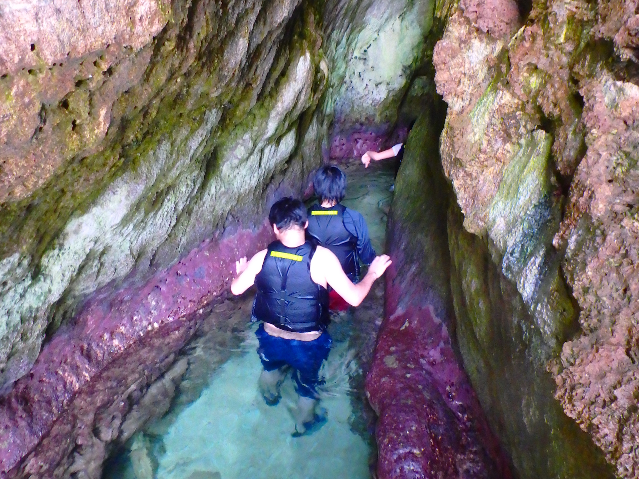 自然が創り出した洞窟を探検