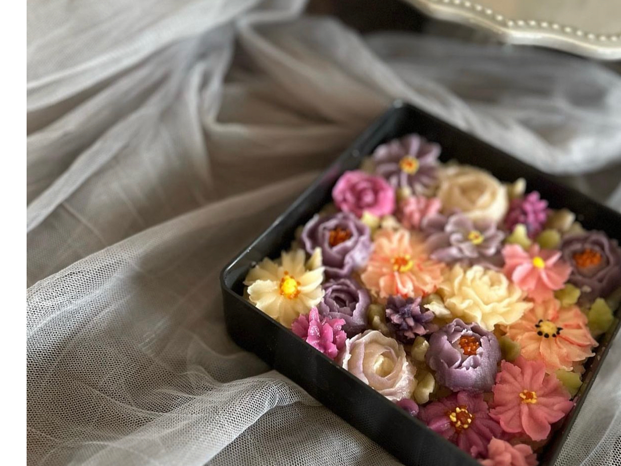 沢山のお花を絞っておはぎには仕上げます