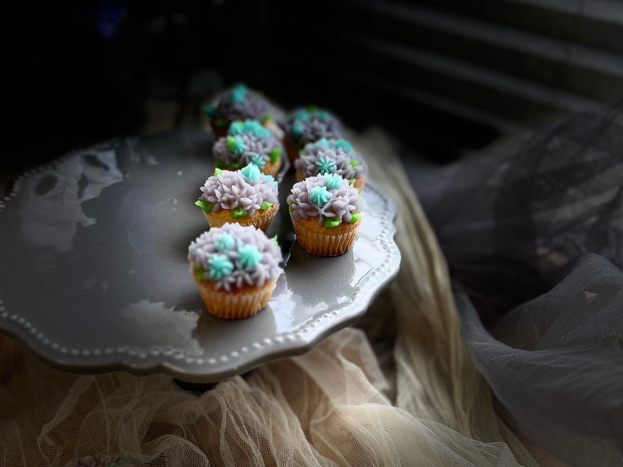 カップケーキの上にお花絞り